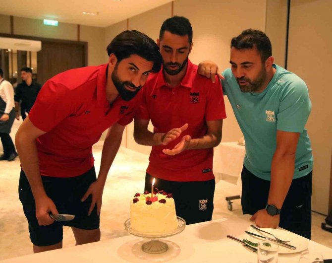 Sivasspor’da Kaleci Muammer İçin Sürpriz Doğum Günü Kutlaması