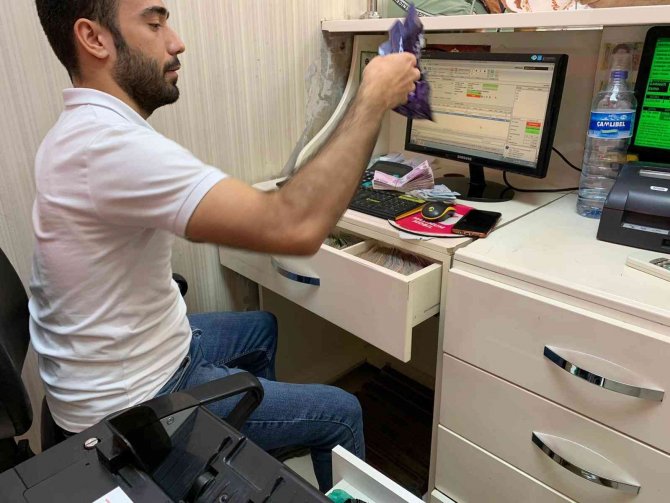 Dövizcinin Dalgınlığından Yararlandı Bin 500 Euro’yu Alıp Gitti