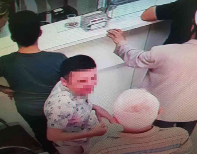 Dövizcinin Dalgınlığından Yararlandı Bin 500 Euro’yu Alıp Gitti