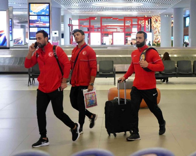 Dünya Şampiyonu Olan Grekoromen Milli Takımı Türkiye’ye Döndü