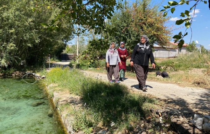Şehrin Ortasındaki Gizemli Dipsiz Göl, Görenleri Hem Şaşırtıyor Hem De Büyülüyor