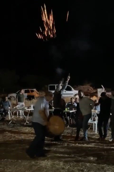 Davula Ritim Tutan Şahıs, İki Eline Aldığı Silahla Havaya Ateş Açtı