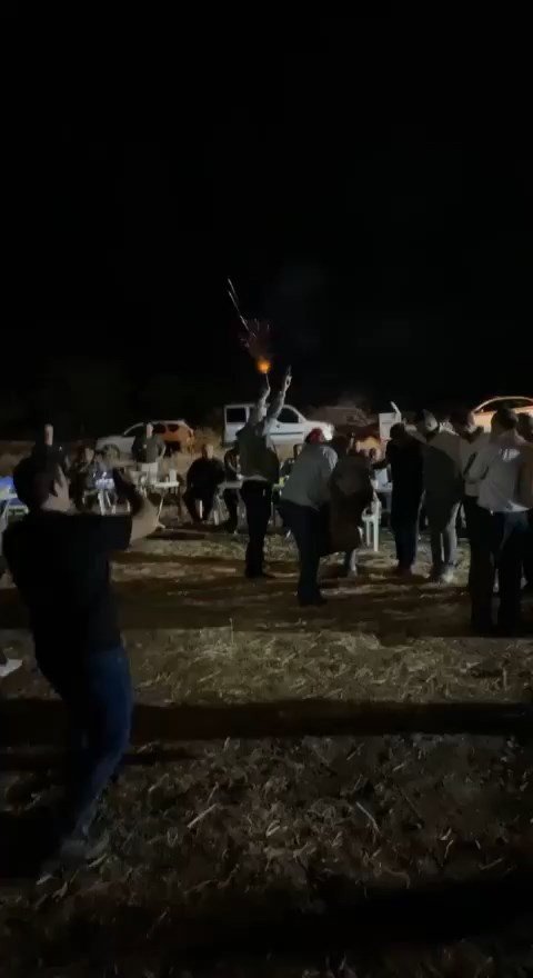 Davula Ritim Tutan Şahıs, İki Eline Aldığı Silahla Havaya Ateş Açtı