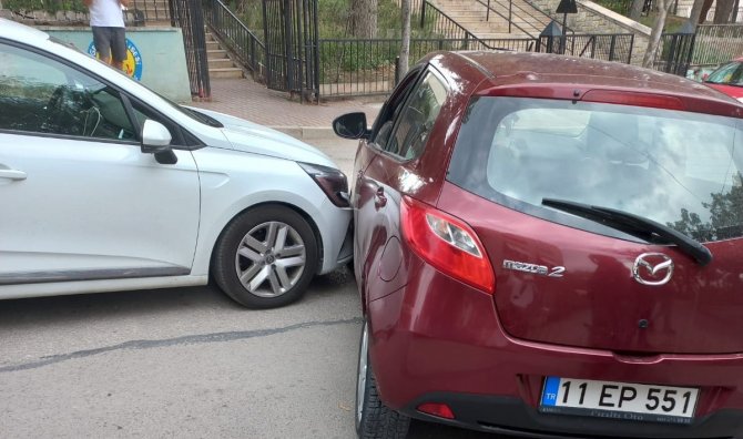 Lise Önünde Yaşanan Kazada Şans Eseri Ölen Ya Da Yaralanan Olmadı