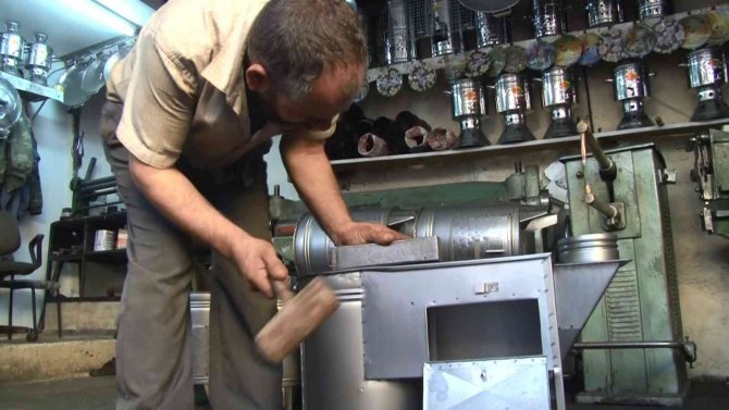 Erzurum’da Donduran Soğuklar Yaklaşırken, Soba Ustaları Mesaiye Başladı