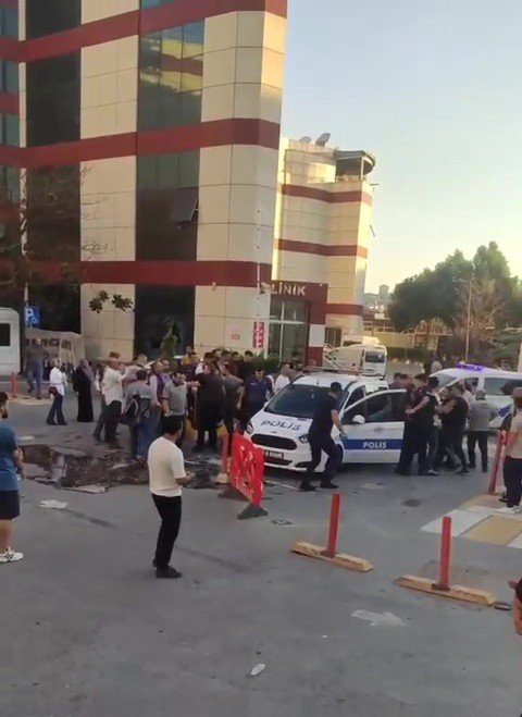 Kazada Yaralandılar, Hastanede Taşkınlık Çıkartıp Güvenlik Görevlisini Bıçakladılar