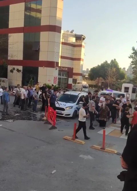Kazada Yaralandılar, Hastanede Taşkınlık Çıkartıp Güvenlik Görevlisini Bıçakladılar