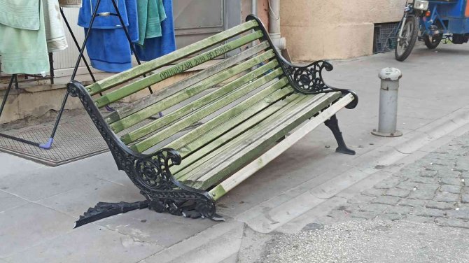 Beton Mikserinin Çarptığı Bank Kullanılmaz Hale Geldi