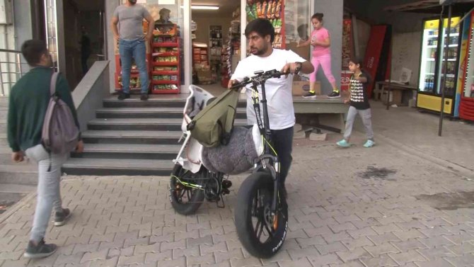Sancaktepe’de Elektrikli Bisikletin Freni Boşaldı, 5 Kişilik Aile Savrularak Kamyonete Çarptı
