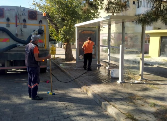 Gediz’de Otobüs Durakları Temizlendi