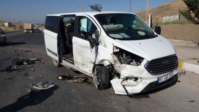 Van’da Trafik Kazası: 5 Yaralı
