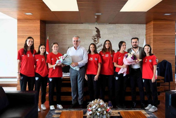 Başkan Esen’den Kadın Hentbol Altyapı Takımına Destek Sözü