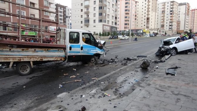Ortalığı Savaş Alanına Çeviren Kaza Güvenlik Kamerasında