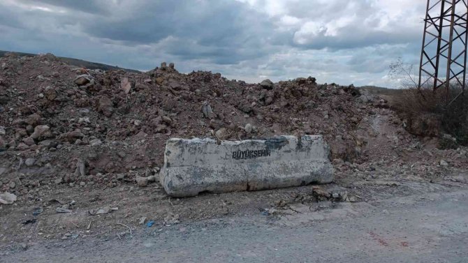 Polisten Kaçak Döküm Alanına Hendekli, Beton Bloklu Önlem