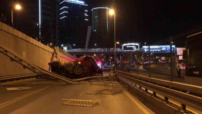 Kadıköy Çevre Yolunda Freni Boşalan Hafriyat Yüklü Kamyon Yola Devrildi