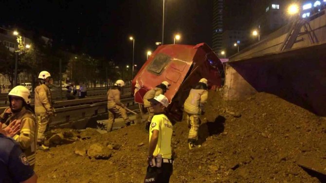 Kadıköy Çevre Yolunda Freni Boşalan Hafriyat Yüklü Kamyon Yola Devrildi