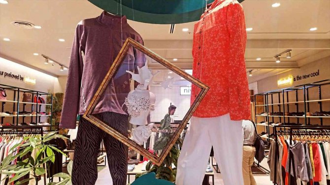 Vitrinler, Alenen Sanat İle Renklendi