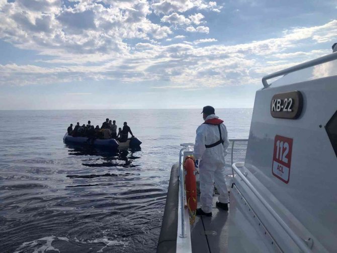İ̇zmir Açıklarında 59 Düzensiz Göçmen Kurtarıldı, 39 Göçmen Yakalandı