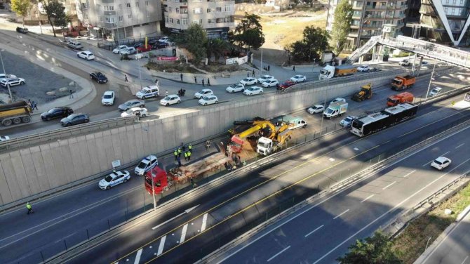 Kadıköy’de Devrilen Hafriyat Kamyonu 8 Saatlik Çalışma Sonucu Kaldırıldı