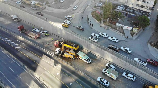Kadıköy’de Devrilen Hafriyat Kamyonu 8 Saatlik Çalışma Sonucu Kaldırıldı