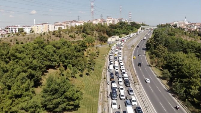 Sadabad Viyadüğü’nde Kamyonet Devrildi: Kilometrelerce Trafik Oluştu