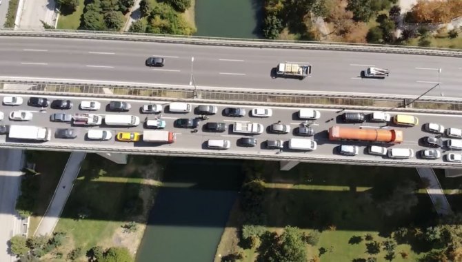 Sadabad Viyadüğü’nde Kamyonet Devrildi: Kilometrelerce Trafik Oluştu