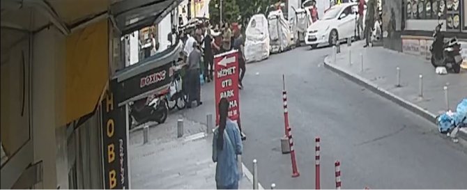 İ̇stanbul’da Avukata Yumruk Ve Tekmeli Saldırı Kamerada