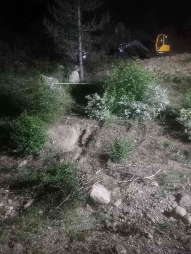 Kopan Kaya Parçasının Çarptığı Muhtar Hayatını Kaybetti