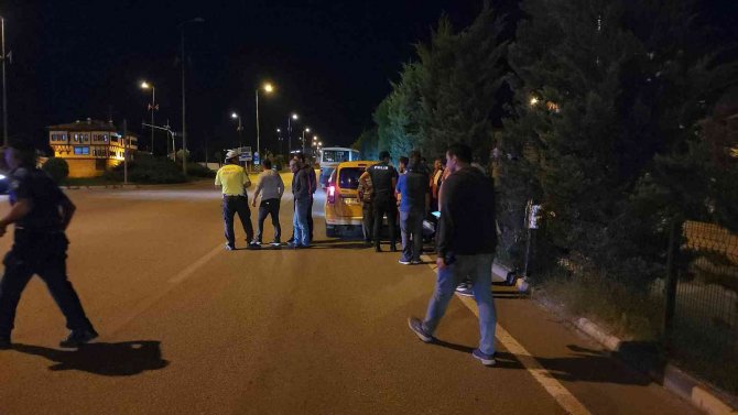 Köpeklerden Kaçarken Ticari Taksinin Çarptığı Genç Ağır Yaralandı