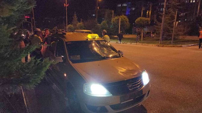 Köpeklerden Kaçarken Ticari Taksinin Çarptığı Genç Ağır Yaralandı