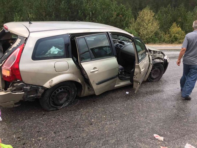 Kastamonu’da Takla Atan Otomobildeki 3 Kişi Yaralandı