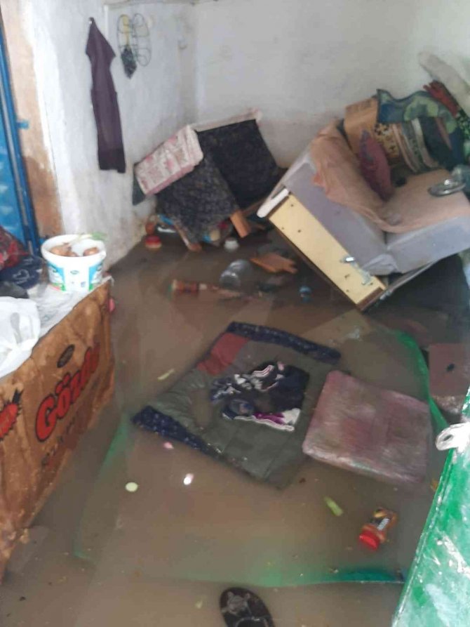 Kanal Borusu Patladı, Evleri Su Bastı