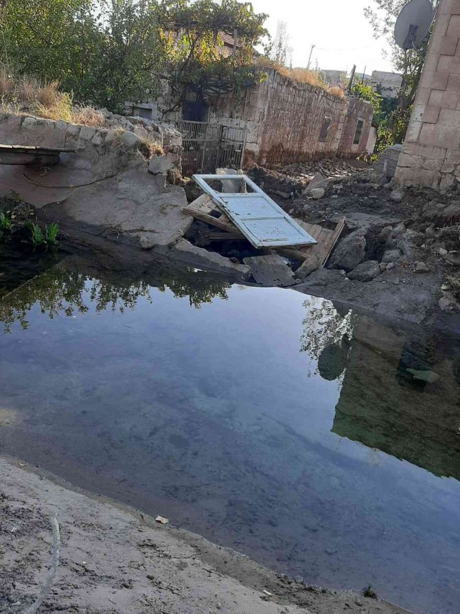 Kanal Borusu Patladı, Evleri Su Bastı