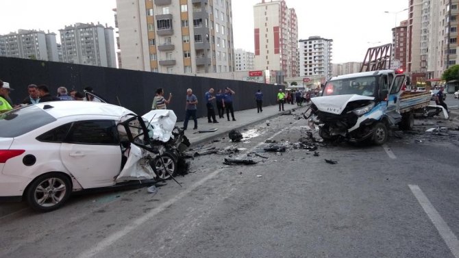 Ortalığı Savaş Alanına Çeviren Kaza Güvenlik Kamerasında