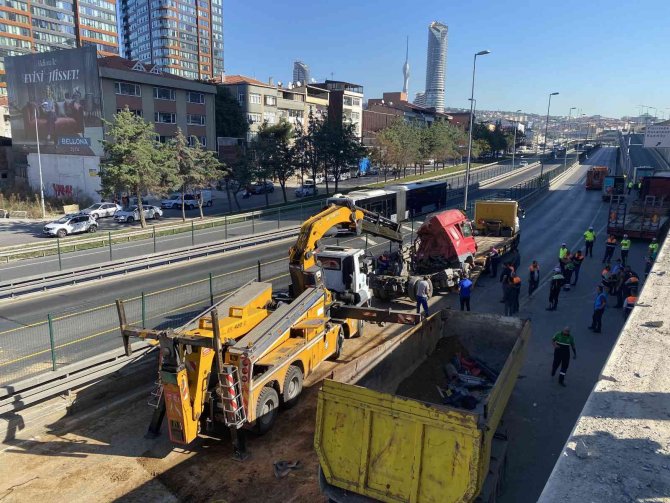 Kadıköy’de Devrilen Hafriyat Kamyonu 8 Saatlik Çalışma Sonucu Kaldırıldı