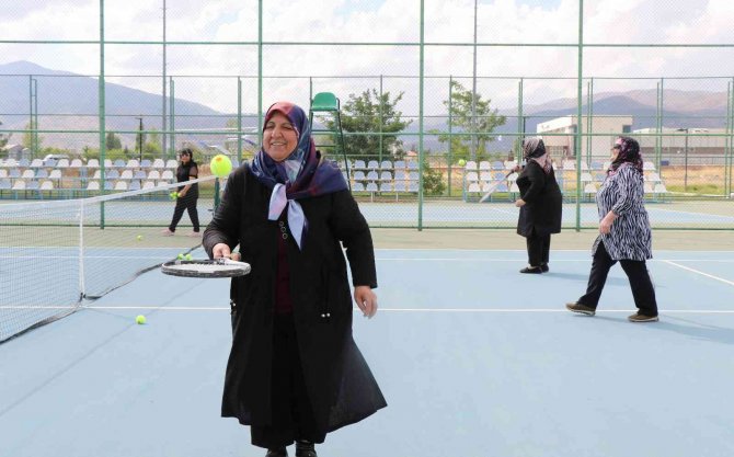 Kilo Vermek İçin Tenis Oynadılar