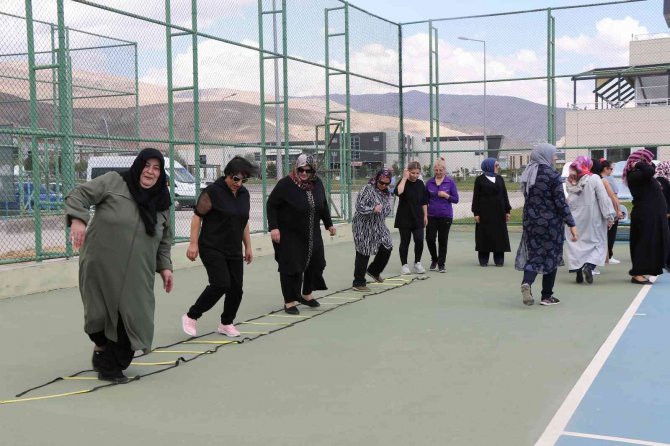 Kilo Vermek İçin Tenis Oynadılar