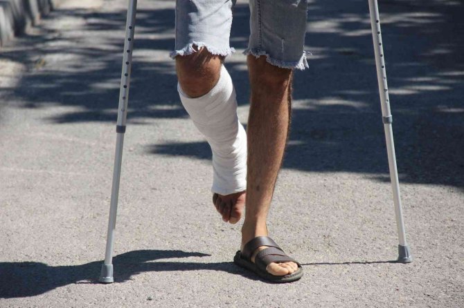 Ağabeyi, Kardeşi Ve Yeğenleri Tarafından Darp Edilmişti, Bu Sefer De Ayağından Vuruldu