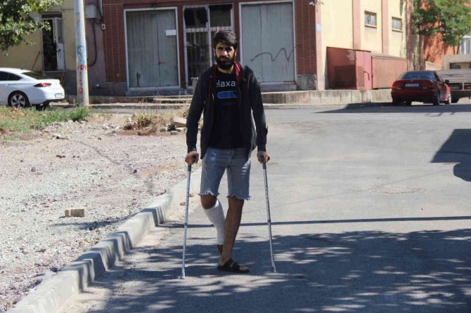 Ağabeyi, Kardeşi Ve Yeğenleri Tarafından Darp Edilmişti, Bu Sefer De Ayağından Vuruldu
