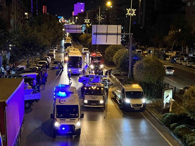 Manisa’da Kontrolden Çıkan Otomobil Refüje Çarptı