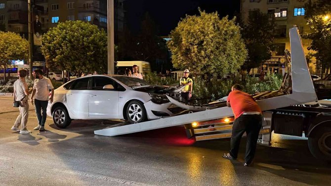 Manisa’da Kontrolden Çıkan Otomobil Refüje Çarptı
