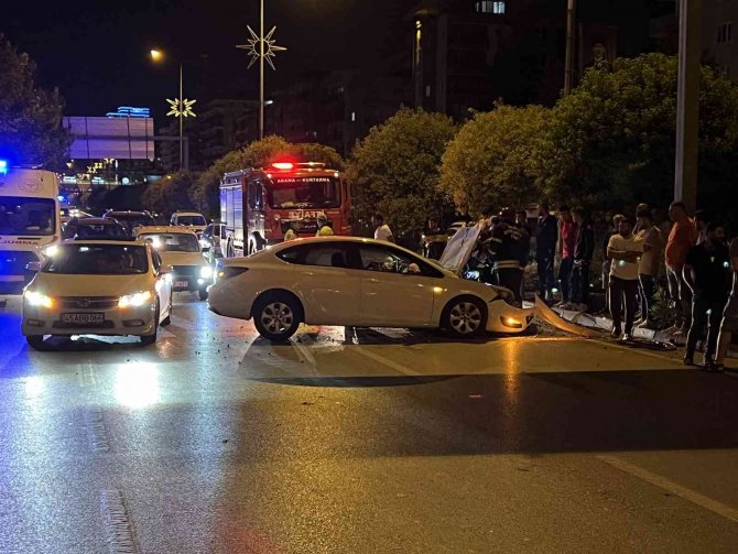 Manisa’da Kontrolden Çıkan Otomobil Refüje Çarptı