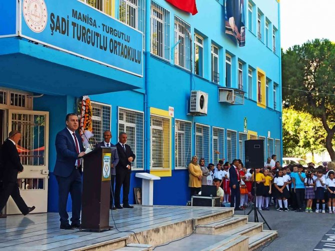 Turgutlu Protokolü Miniklerle Sıralarını Paylaştı, Heyecanlarına Ortak Oldu