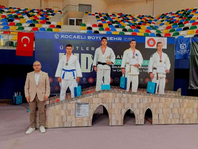 Milli Judocu Mikail Zaloğlu Altın Madalyanın Sahibi Oldu