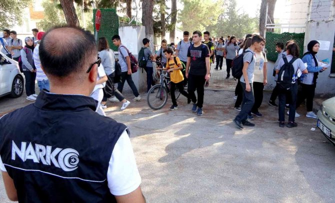 Osmaniye’de Okul Önlerinde Narkotik Uygulaması