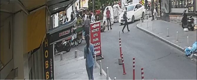 İ̇stanbul’da Avukata Yumruk Ve Tekmeli Saldırı Kamerada