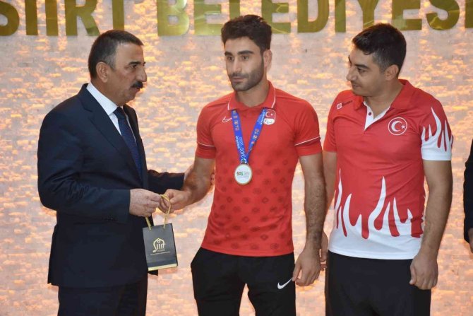 Siirt Valisi Hacıbektaşoğlu, Milli Sporcuyu Altınla Ödüllendirdi