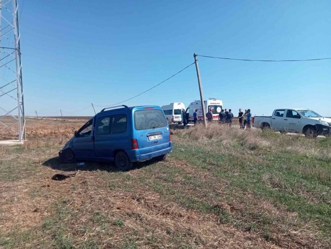 Tekirdağ’da Hafif Ticari Araç Tarlaya Uçtu: 2 Yaralı