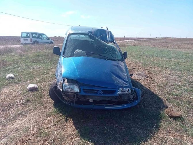 Tekirdağ’da Hafif Ticari Araç Tarlaya Uçtu: 2 Yaralı