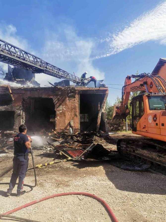 Erciş’te Atıl Durumdaki Binada Yangın